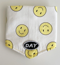 將圖片載入圖庫檢視器 [預購] Cuddly Day Smile Face 笑臉圖案毛孩領巾
